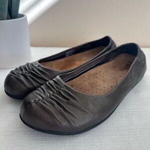 TAOS Repleat Brown Metallic Croched Leather Comfy Loafer Flats Women’s 8.5